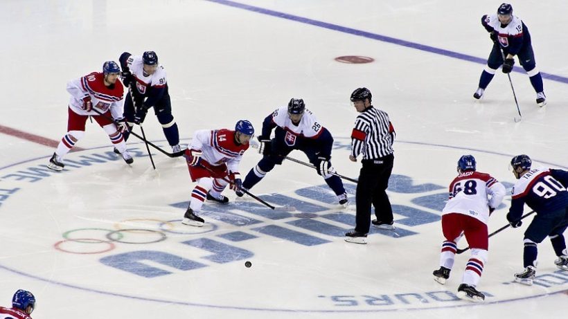1024px-Ice_hockey_at_the_2014_Winter_Olympics_–_Mens_tournament_Czech_Republic_vs_Slovakia