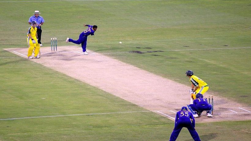 rsz_1024px-muralitharan_bowling_to_adam_gilchrist